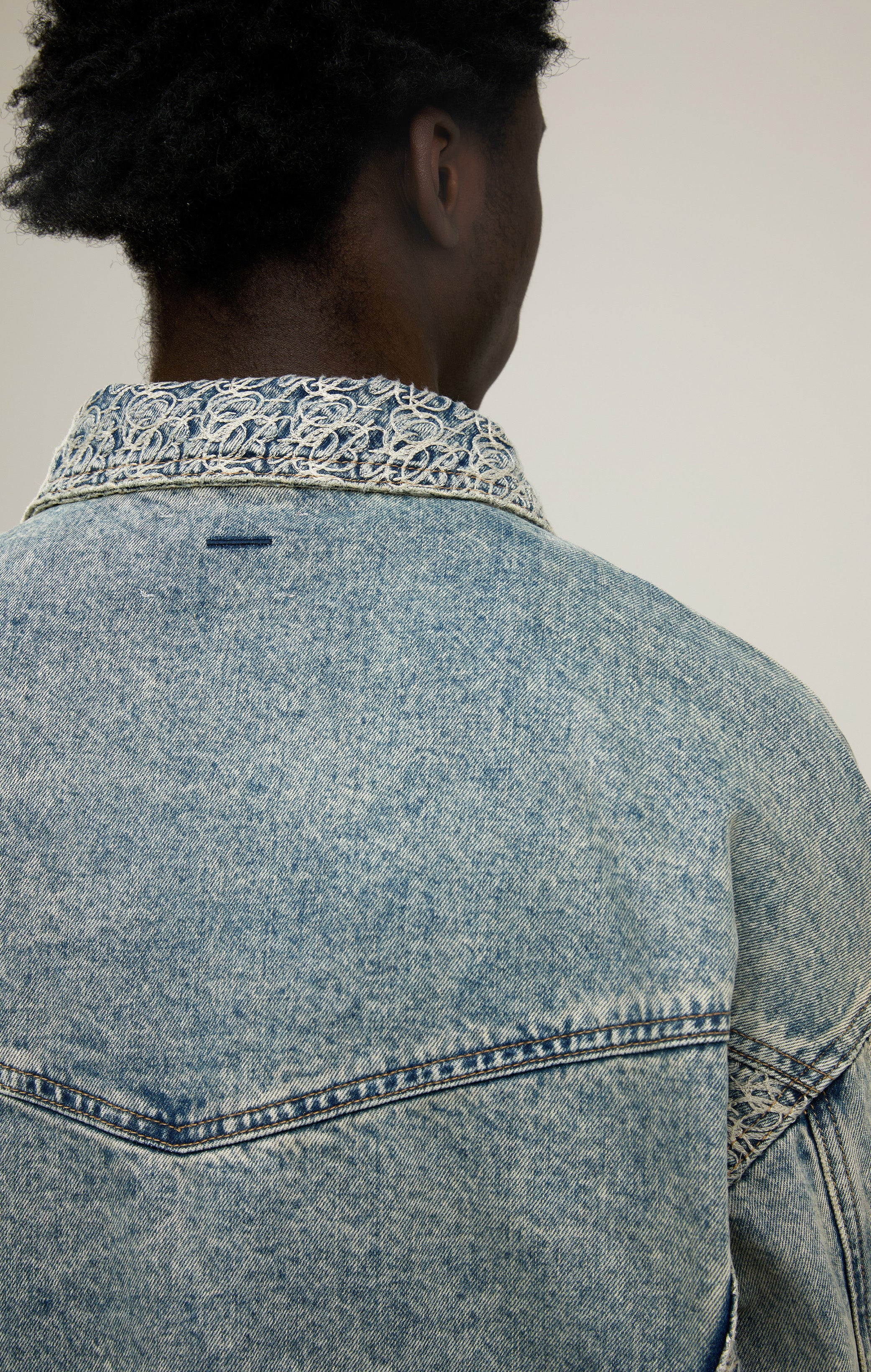 SIGNATURE STITCH DENIM JACKET